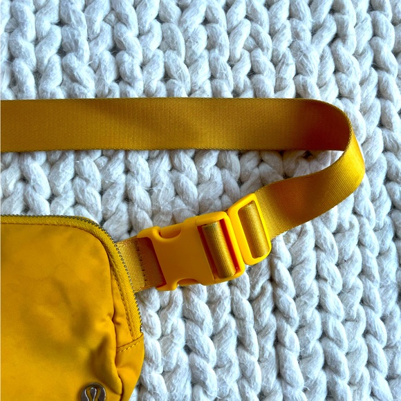 Lululemon Everywhere Belt Bag - Picture 3 of 9